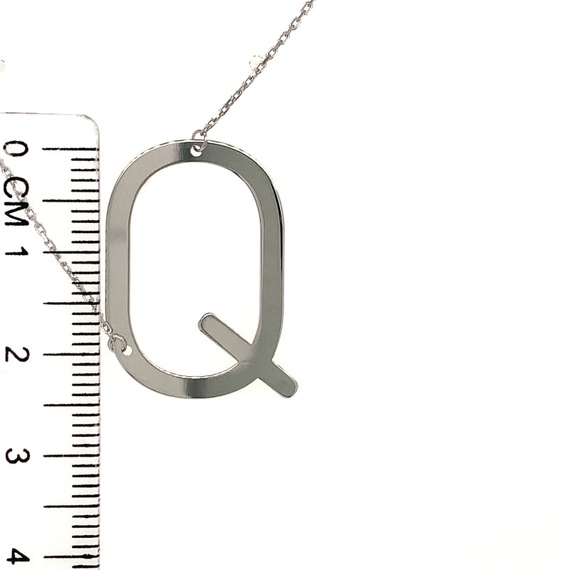 Collar con inicial (Q) en oro blanco 10kt. 42-45cm
