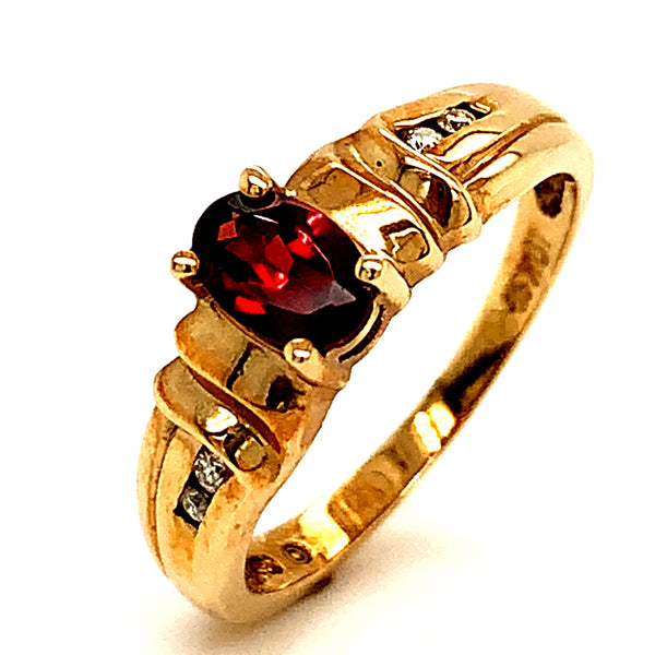 Anillo de granate en oro amarillo 10kt.