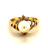 Anillo de perla con diamante en oro amarillo 10kt.