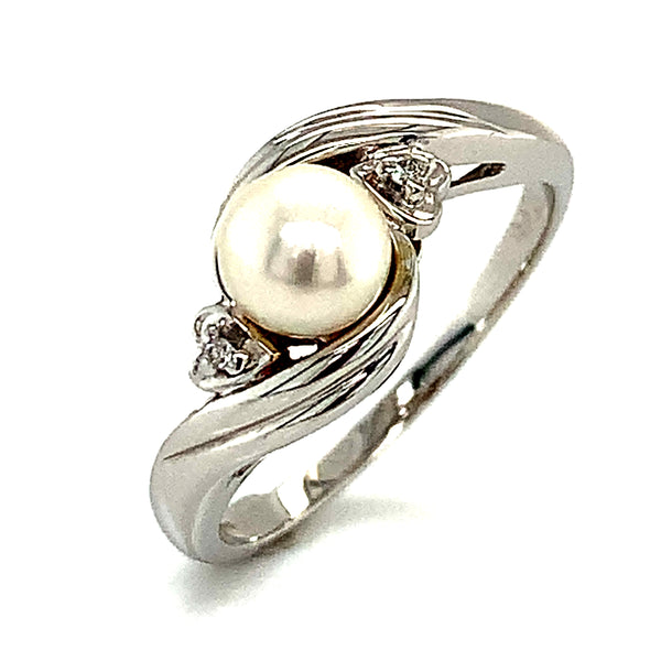 Anillo de perla con diamante en oro blanco 10kt.