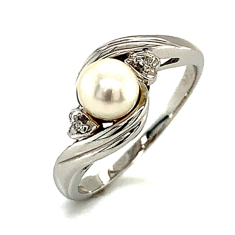 Anillo de perla con diamante en oro blanco 10kt.