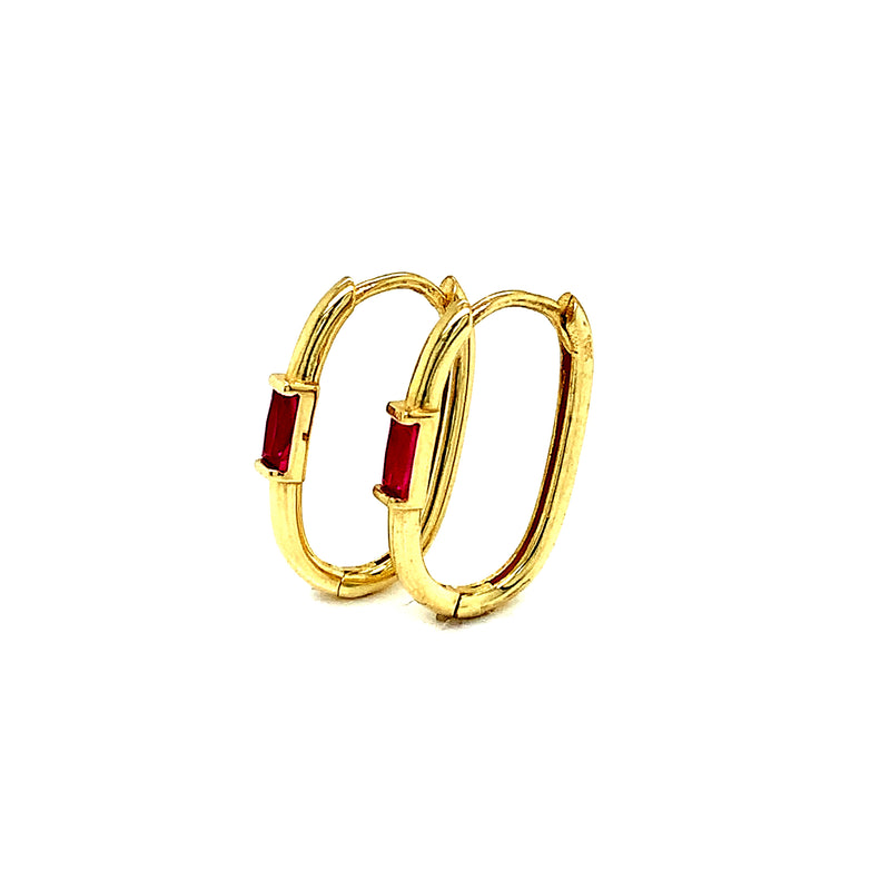Huggies con circones rojos en oro amarillo 10kt.