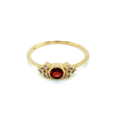 Anillo de granate con diamantes en oro amarillo 10kt.