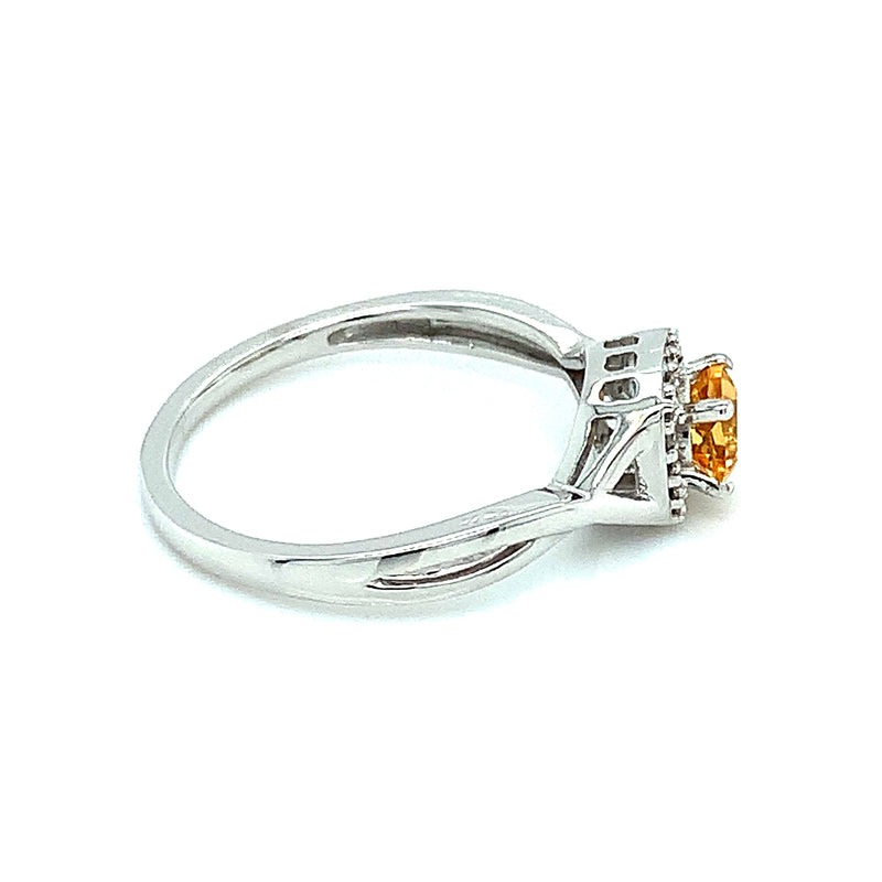 Anillo de citrino con diamantes en oro blanco 10kt.  ANTES: $399.00