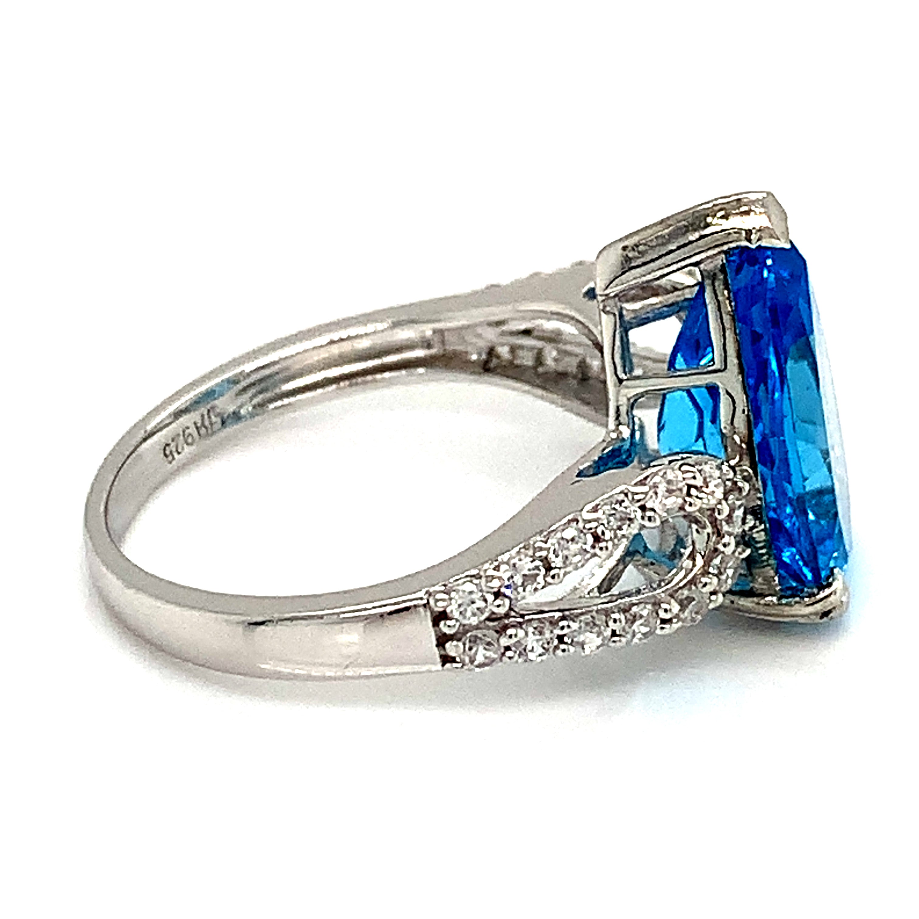 Anillo de topacio azul con circones en plata 925