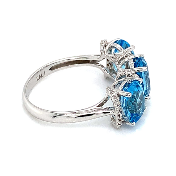 Anillo de topacio azul con diamantes en oro blanco 14k