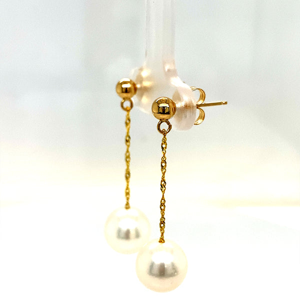 Aretes de perlas blancas cultivadas en oro amarillo 14Kt.
