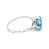 Anillo de topacio azul con diamantes en oro blanco 14k