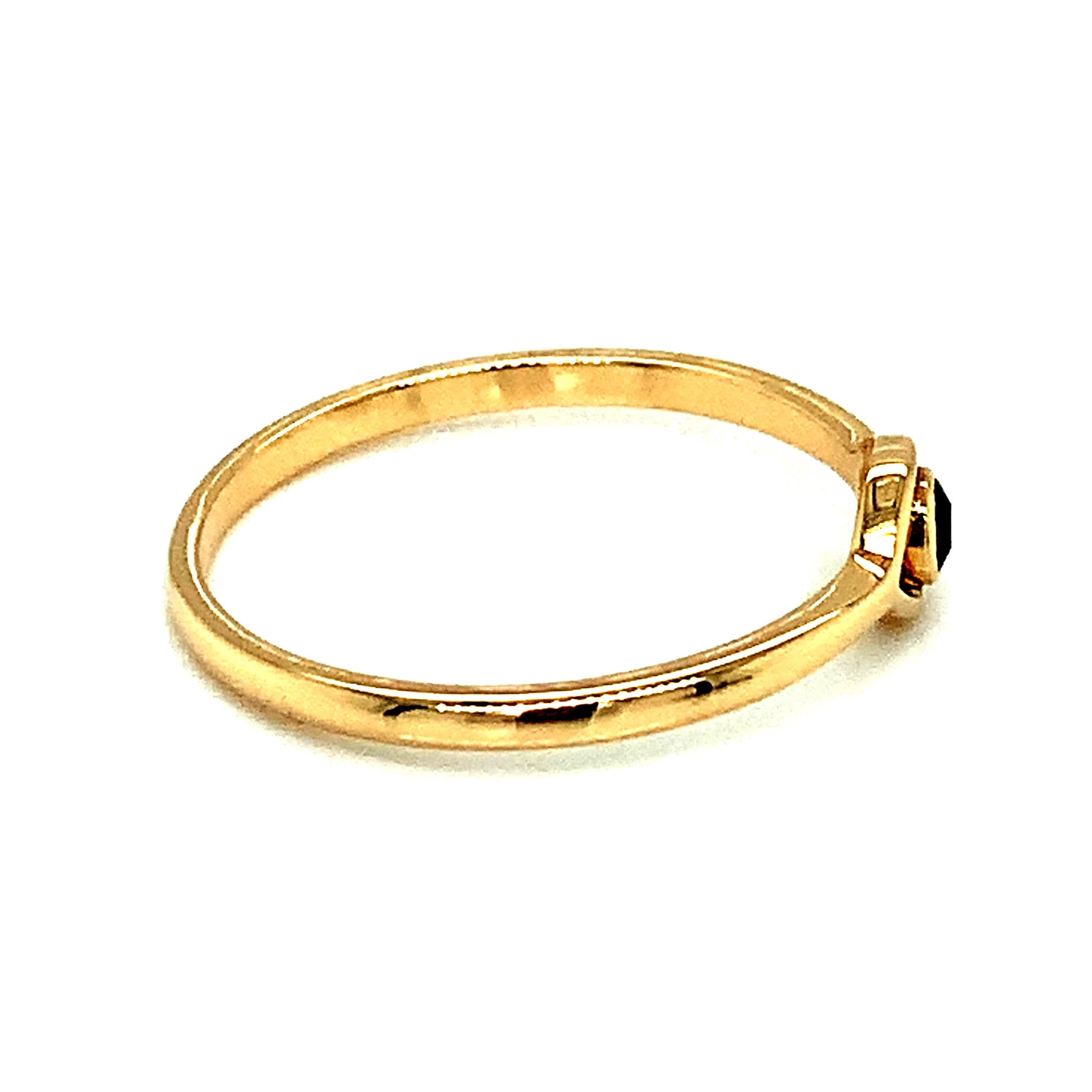 Anillo de zafiro en oro amarillo 14k