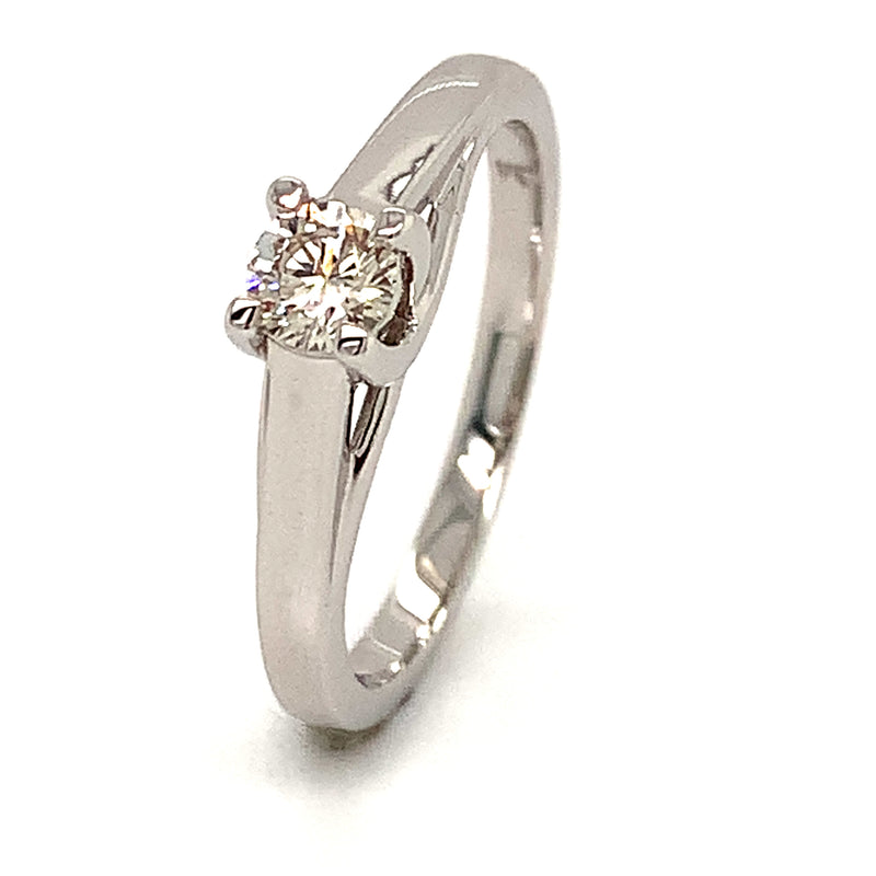 (SOFIA) Anillo con diamante en oro blanco 10kt.