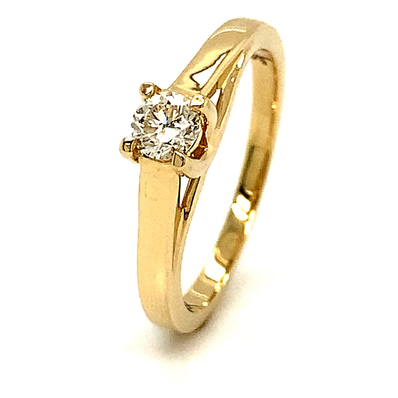 (SOFIA) Anillo con diamante en oro amarillo 10kt.