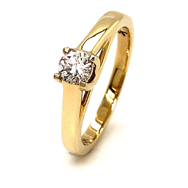 (SOFIA) Anillo con diamante en oro amarillo 10kt.