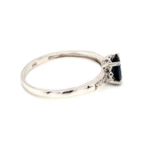Anillo de zafiro con diamantes en oro blanco 14kt. SA-0.90CTS. D-0.03CTS.