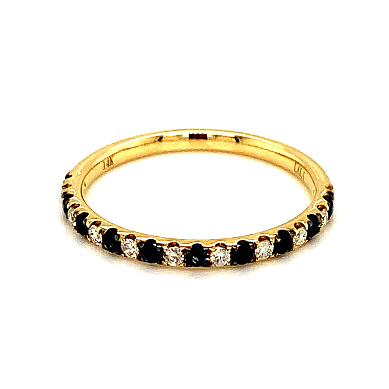 Anillo de zafiro con diamantes en oro amarillo 14kt.